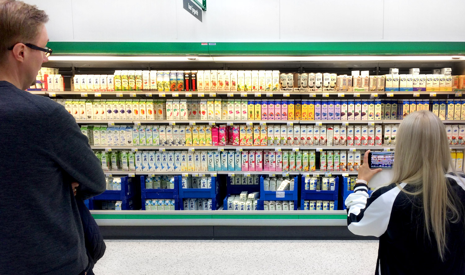 pakkaukset_myymalassa_jogurtit Which packages stand out from the yogurt shelf?