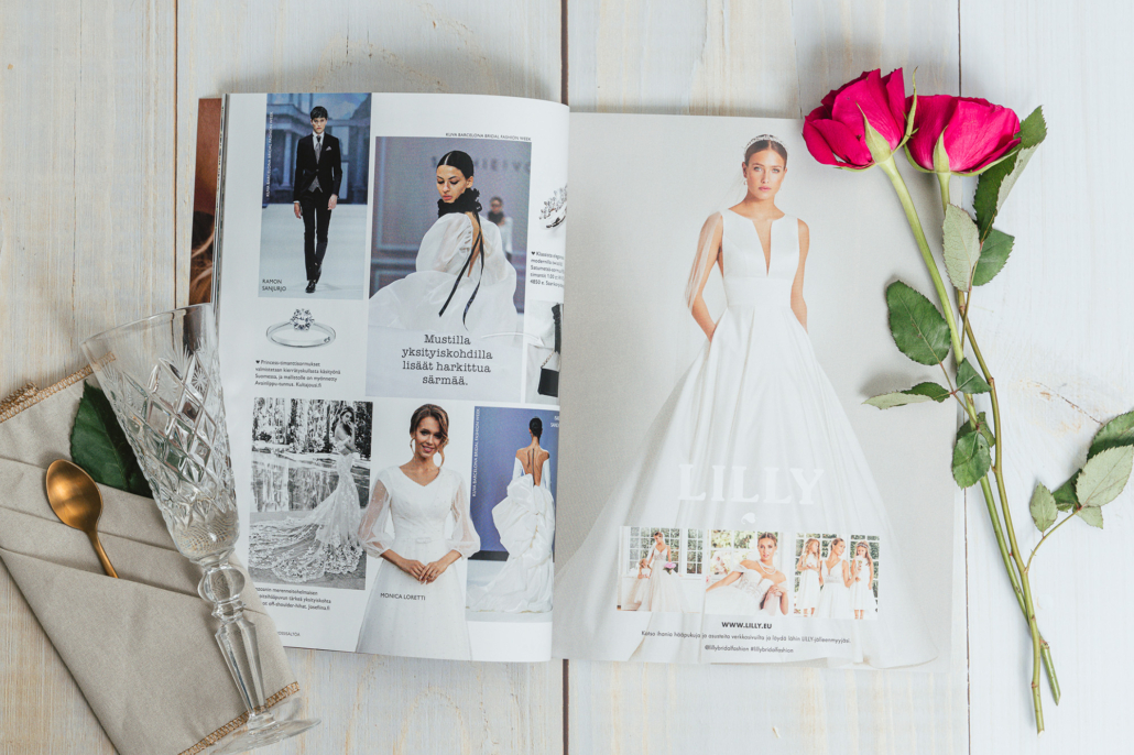 Kuvassa Häät-lehden näyttävä lehtitaittoaukeama häämuotiin liittyvästä artikkelista.