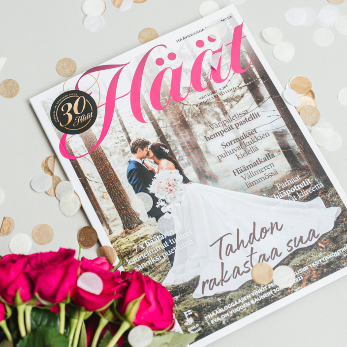 Kuvassa Häät-lehden näyttävä kansikuva koristettuna ruusuin ja konffetein.