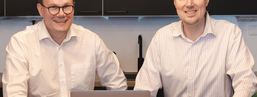 CheckPointin Timo ja Nicholas pöydän äärellä