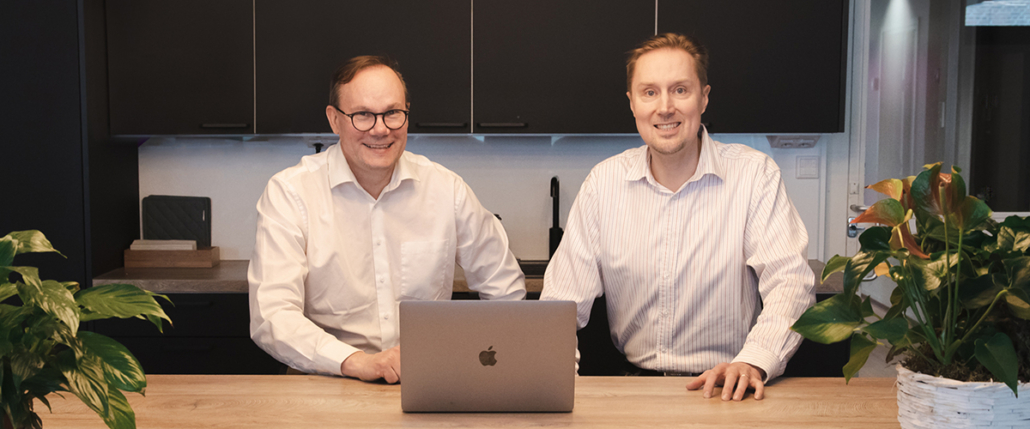 CheckPointin Timo ja Nicholas pöydän äärellä