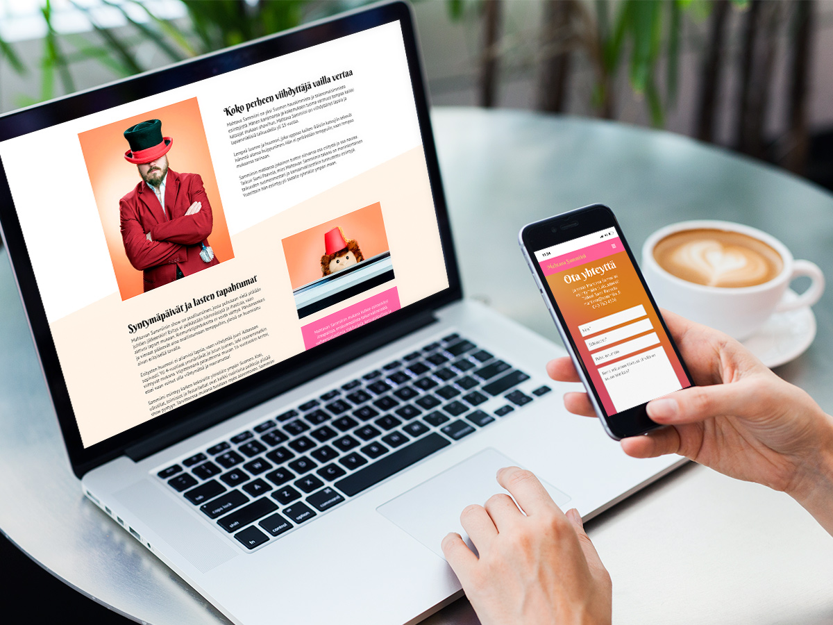 Kuvassa uudistuneet kotisivut Mahtavalle Sammiinille mallinnettuina kannettavan tietokoneen ja kännykän ruuduille, joita lukija selaa kahvilassa.