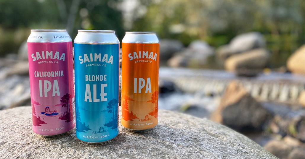 Pakkausilmeen uudistus. Kuvassa Saimaa Brewing Companyn uudistuneita oluttölkkipakkauksia kesäisen jokikuohun äärellä.